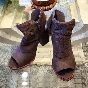 🌟Vince Camuto Karinta Block Heel Peep Toe Bootie Nordstrom Sz 8.5